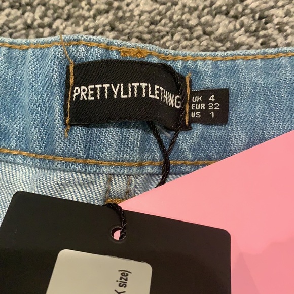 PrettyLittleThing Petite Mom Denim Shorts 0 - Picture 5 of 9